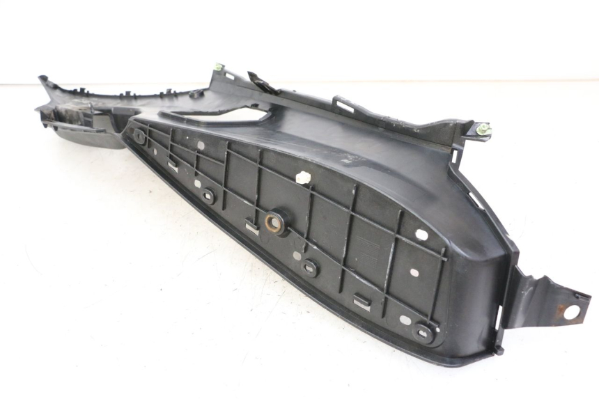 photo de TRITTBRETT VERKLEIDUNG LINKS PEUGEOT SATELIS 125 (2013 - 2018) - Zoom auf Gebrauchszustand