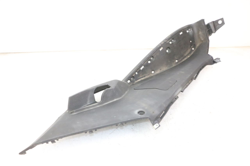 photo de TRITTBRETT VERKLEIDUNG LINKS PEUGEOT SATELIS 125 (2013 - 2018) - Details der Befestigungspunkte