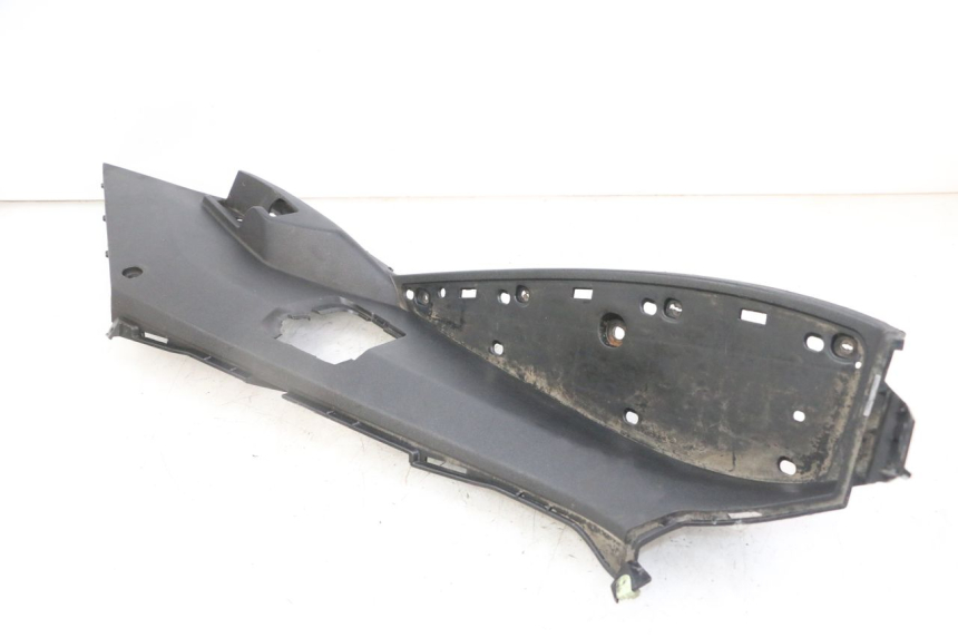 photo de TRITTBRETT VERKLEIDUNG LINKS PEUGEOT SATELIS 125 (2013 - 2018) - Zoom auf Gebrauchszustand