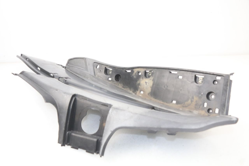 photo de TRITTBRETT VERKLEIDUNG LINKS RAZZO STEED 125 (2012 - 2018) - Details der Befestigungspunkte