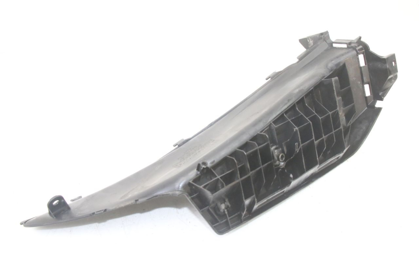 photo de TRITTBRETT VERKLEIDUNG LINKS SUZUKI BURGMAN 125 (2015 - 2017) - Details der Befestigungspunkte