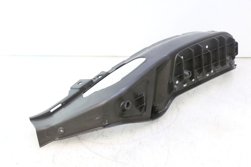 photo de TRITTBRETT VERKLEIDUNG LINKS PIAGGIO X8 STREET 125 (2006 - 2007) - Details der Befestigungspunkte