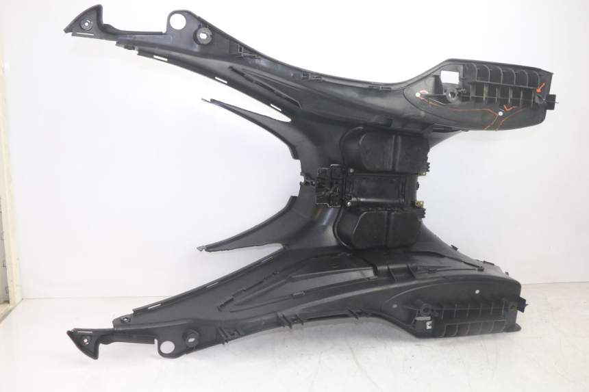 photo de TRITTBRETT VERKLEIDUNG SYM GTS EVO 125 (2009 - 2013) - Details der Befestigungspunkte