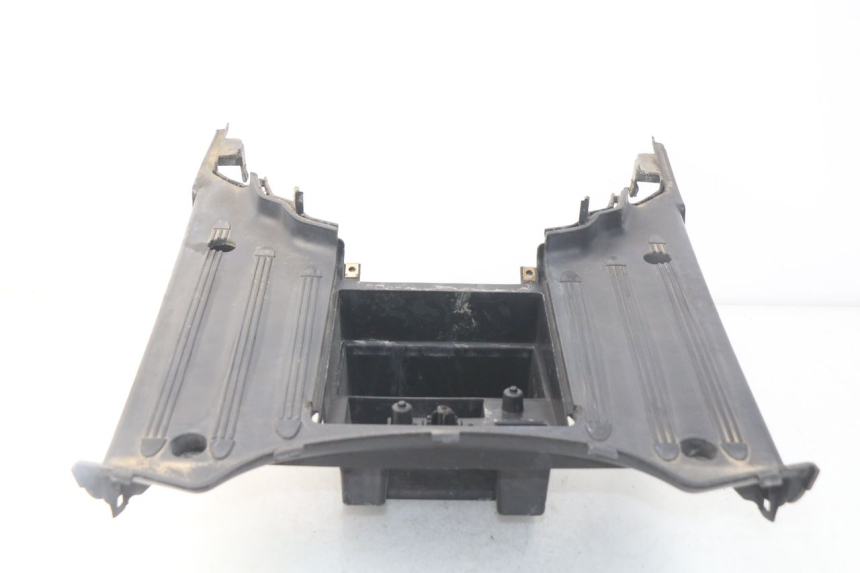 photo de TRITTBRETT VERKLEIDUNG KYMCO LIKE 4T 50 (2009 - 2018) - Details der Befestigungspunkte