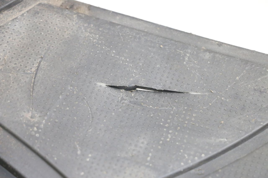 photo de TRITTBRETT VERKLEIDUNG SYM MIO 50 (2005 - 2010) - Details der Befestigungspunkte