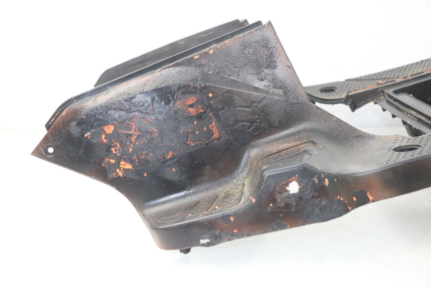 photo de TRITTBRETT VERKLEIDUNG SYM ORBIT 2 4T 50 (2008 - 2017) - Oberflächenzustand und Material