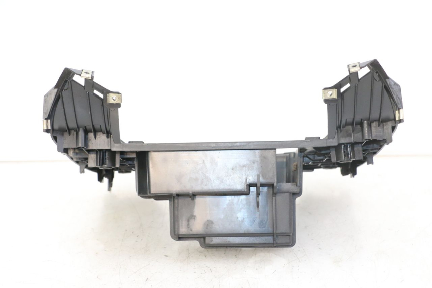 photo de TRITTBRETT VERKLEIDUNG PEUGEOT BELVILLE 125 (2017 - 2021) - Details der Befestigungspunkte