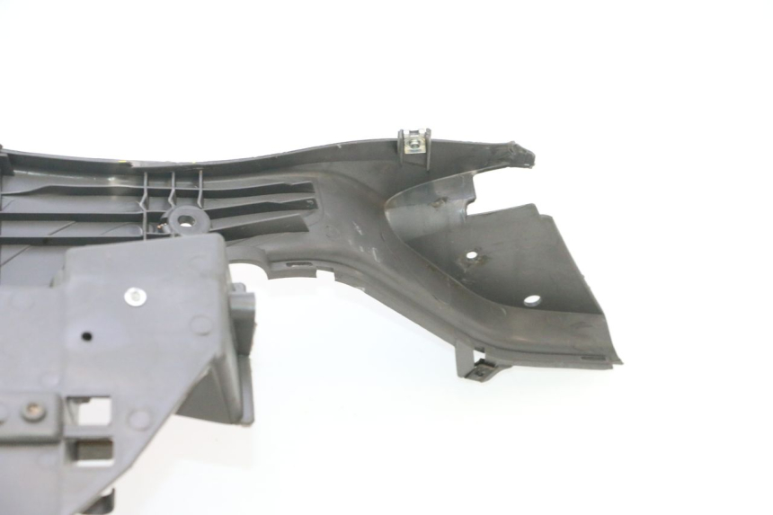 photo de TRITTBRETT VERKLEIDUNG HONDA SH 125 (2001 - 2003) - Details der Befestigungspunkte