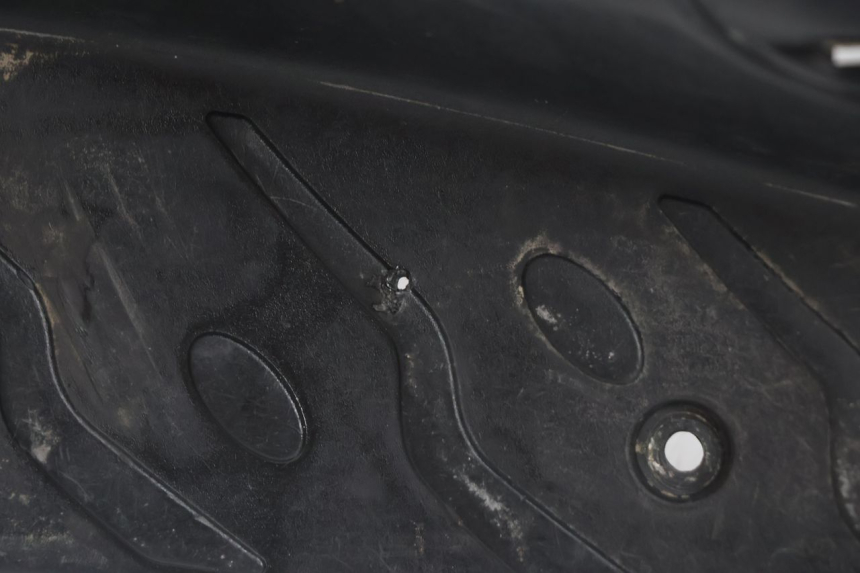 photo de TRITTBRETT VERKLEIDUNG PEUGEOT SPEEDFIGHT 2 AC 50 (2000 - 2009) - Details der Befestigungspunkte