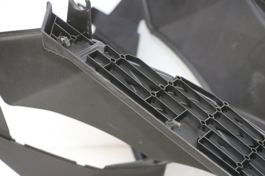 photo de TRITTBRETT VERKLEIDUNG PEUGEOT SPEEDFIGHT 4 4T EFI 50 (2021 - 2025) - Details der Befestigungspunkte