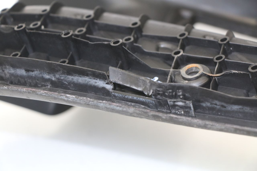 photo de TRITTBRETT VERKLEIDUNG PEUGEOT SPEEDFIGHT LC 50 (1996 - 2002) - Details der Befestigungspunkte