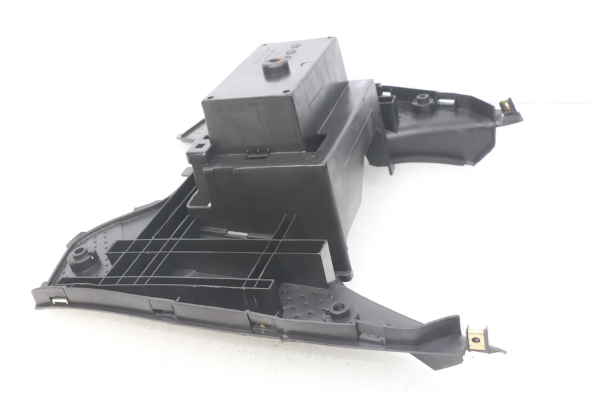 photo de TRITTBRETT VERKLEIDUNG KYMCO SUPER 8 4T 50 (2018 - 2020) - Details der Befestigungspunkte