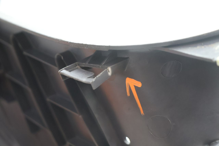 photo de TRITTBRETT VERKLEIDUNG PEUGEOT VIVACITY 100 (1999 - 2008) - Details der Befestigungspunkte