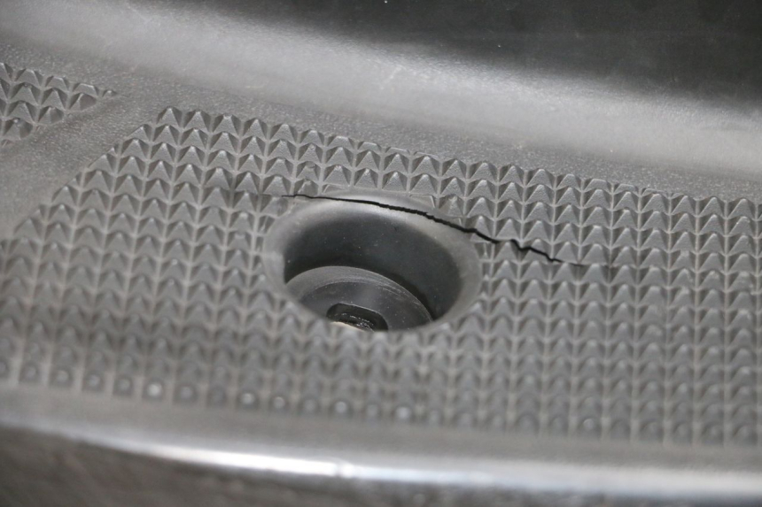 photo de TRITTBRETT VERKLEIDUNG YAMAHA YP MAJESTY 125 (2002 - 2006) - Weitere Ansicht des Artikels