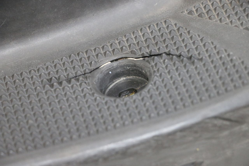 photo de TRITTBRETT VERKLEIDUNG YAMAHA YP MAJESTY 125 (2002 - 2006) - Zoom auf Komponenten