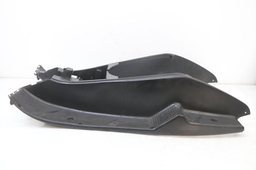 photo de TRITTBRETT VERKLEIDUNG YAMAHA YP MAJESTY 125 (2002 - 2006) - Technische Nahaufnahme