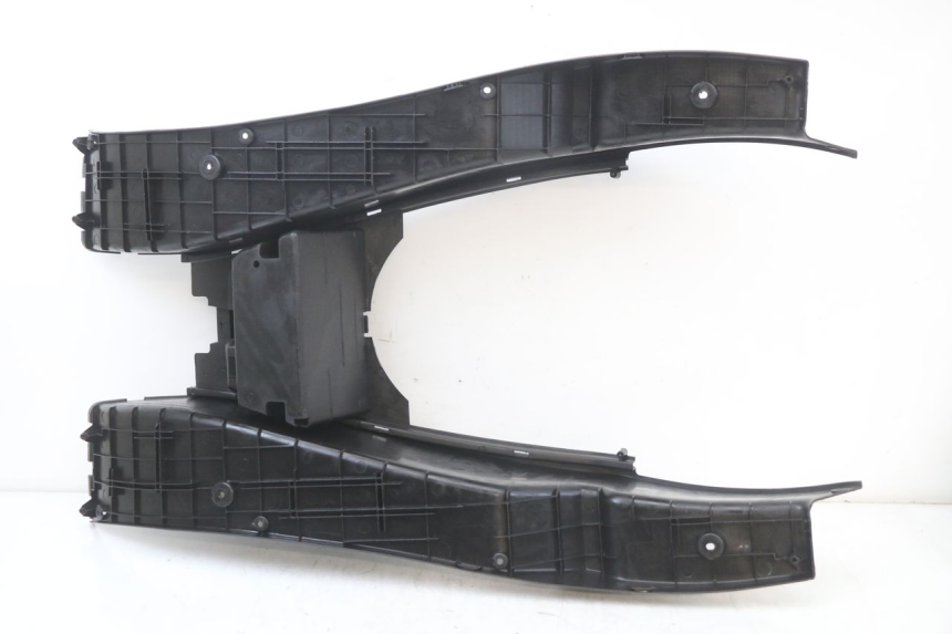 photo de TRITTBRETT VERKLEIDUNG YAMAHA YP MAJESTY 125 (2002 - 2006) - Details der Befestigungspunkte