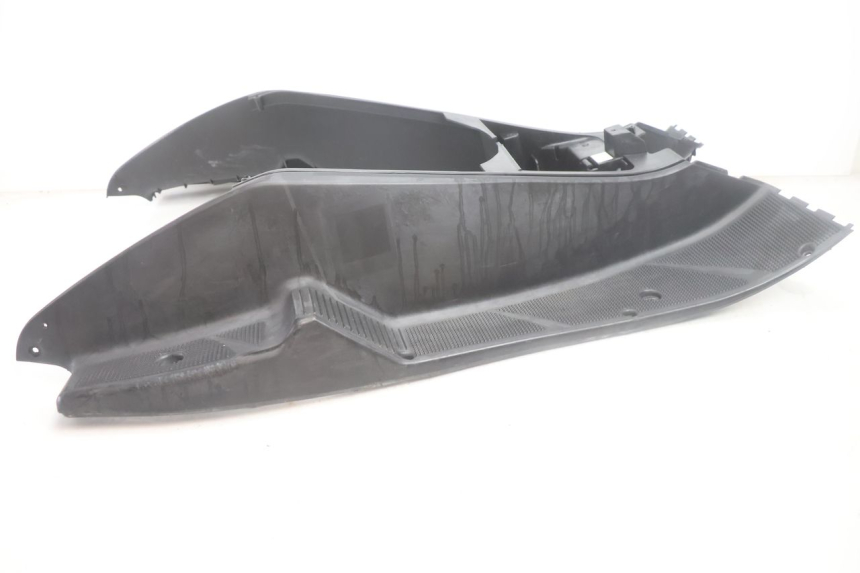 photo de TRITTBRETT VERKLEIDUNG YAMAHA YP MAJESTY 125 (2007 - 2010) - Details der Befestigungspunkte