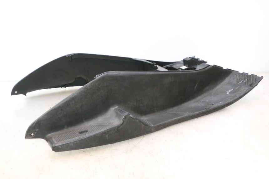 photo de TRITTBRETT VERKLEIDUNG YAMAHA YP MAJESTY 125 (2002 - 2006) - Technische Nahaufnahme