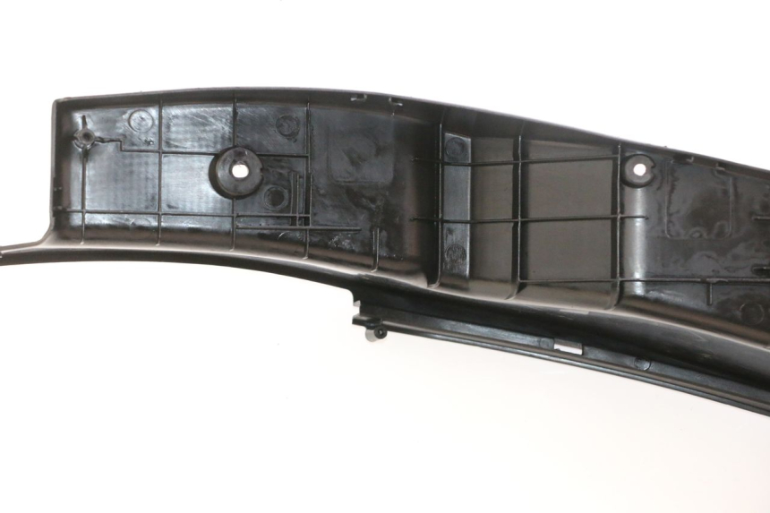 photo de TRITTBRETT VERKLEIDUNG YAMAHA YP MAJESTY 125 (2002 - 2006) - Details der Befestigungspunkte