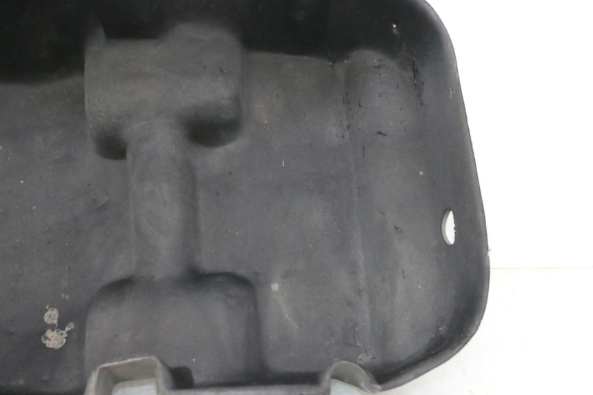 photo de HELMFACH TEPPICH PEUGEOT SATELIS 125 (2006 - 2009) - Details der Befestigungspunkte