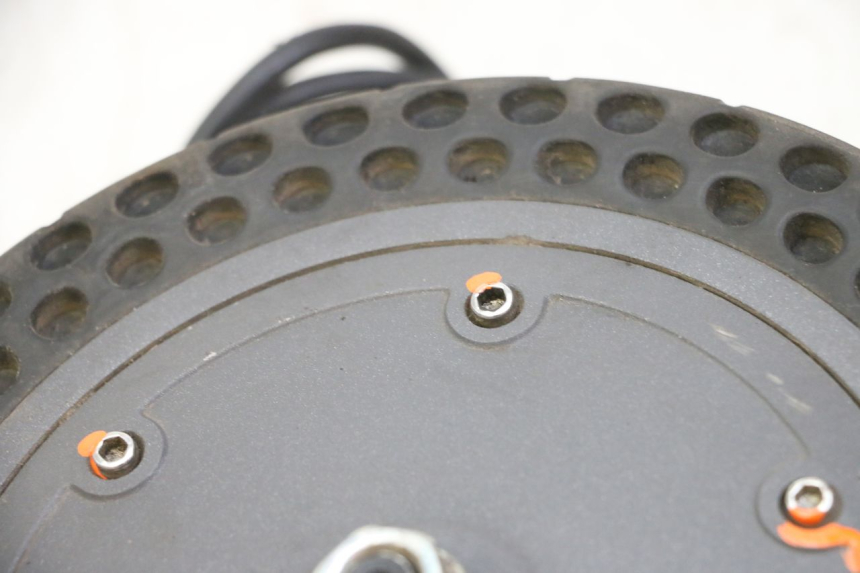 photo de MOTOR URBANGLIDE 100XS 1 - Details der Befestigungspunkte