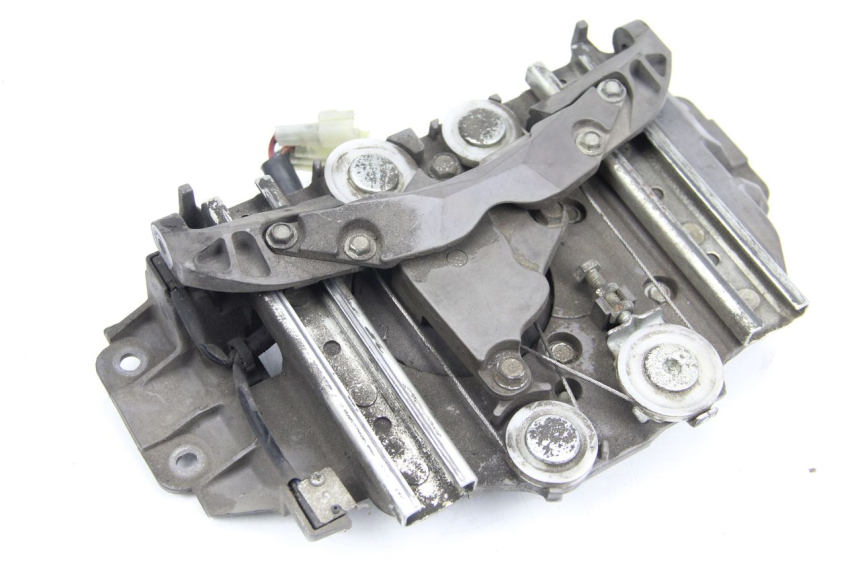 photo de MOTORHAUBE YAMAHA FJR ABS 1300 (2006 - 2012) - Details der Befestigungspunkte