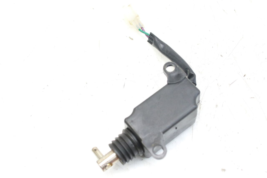 photo de KOFFERRAUMÖFFNUNGSMOTOR SYM FIDDLE 3 III 125 (2014 - 2020) - Detailansicht des Bauteils