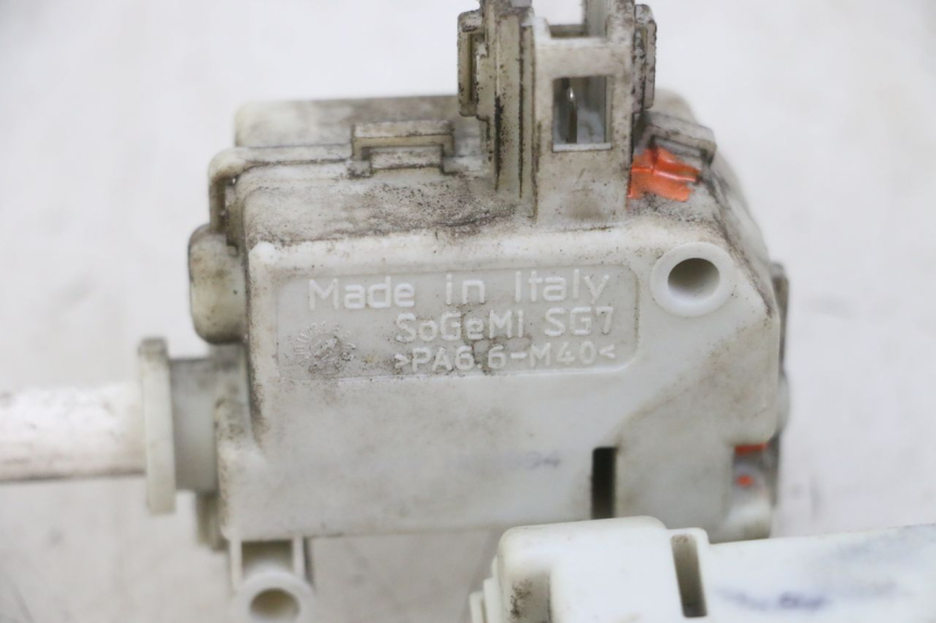 photo de KOFFERRAUMÖFFNUNGSMOTOR PIAGGIO MP3 LT 300 (2010 - 2016) - Detailansicht des Bauteils