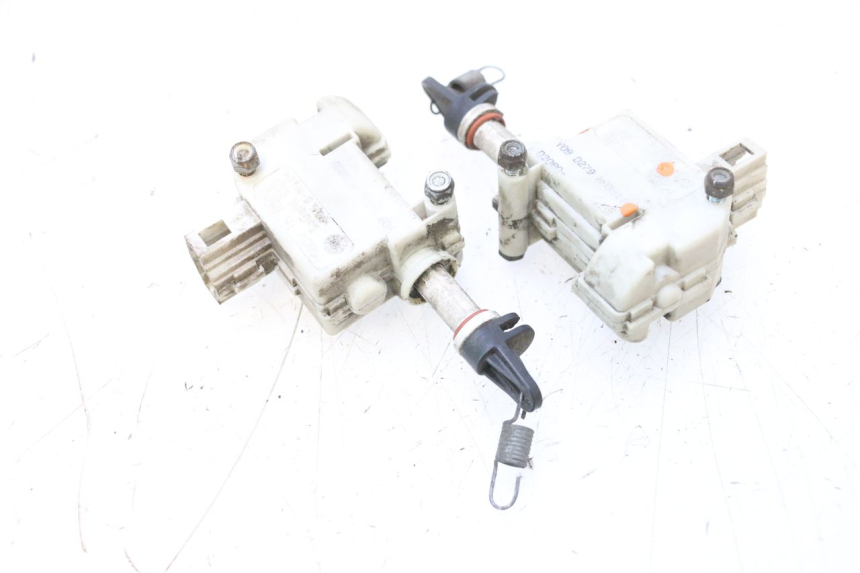 photo de SITZBANKSCHLOSS MOTOR  PIAGGIO MP3 RL 250 (2006 - 2010) - Technische Nahaufnahme