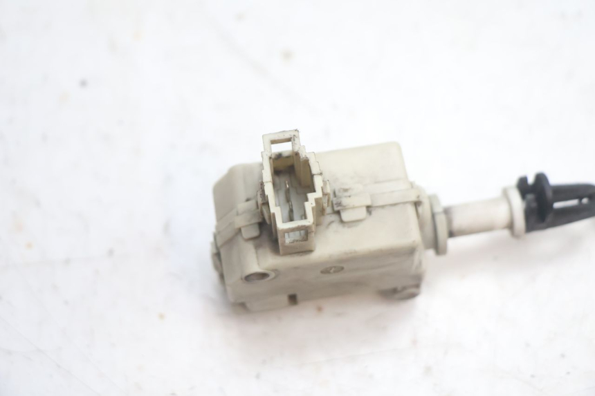 photo de KOFFERRAUMÖFFNUNGSMOTOR PIAGGIO MP3 125 (2006 - 2014) - Technische Nahaufnahme