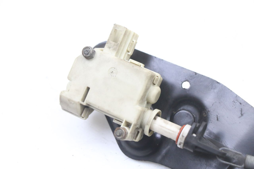 photo de KOFFERRAUMÖFFNUNGSMOTOR PIAGGIO VESPA GRANTURISMO 125 (2003 - 2007) - Detailansicht des Bauteils