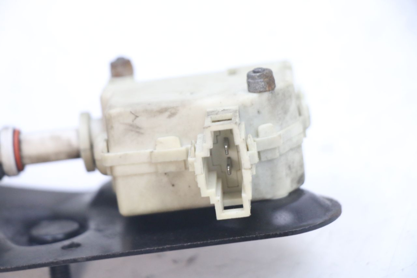 photo de KOFFERRAUMÖFFNUNGSMOTOR PIAGGIO VESPA GRANTURISMO 125 (2003 - 2007) - Technische Nahaufnahme