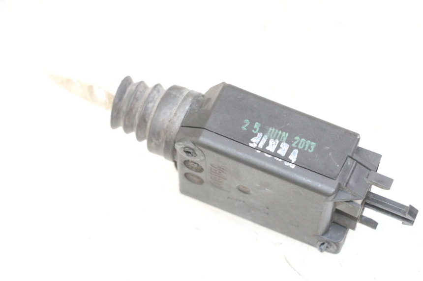 photo de SITZBANKSCHLOSS MOTOR  PEUGEOT SATELIS 125 (2013 - 2018) - Details der Befestigungspunkte