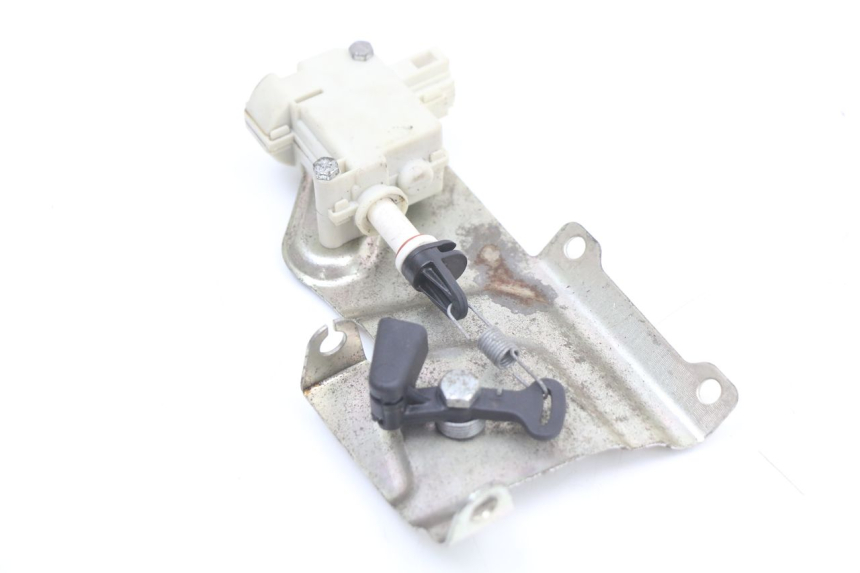 photo de KOFFERRAUMÖFFNUNGSMOTOR PIAGGIO X10 125 (2012 - 2017) - Technische Nahaufnahme