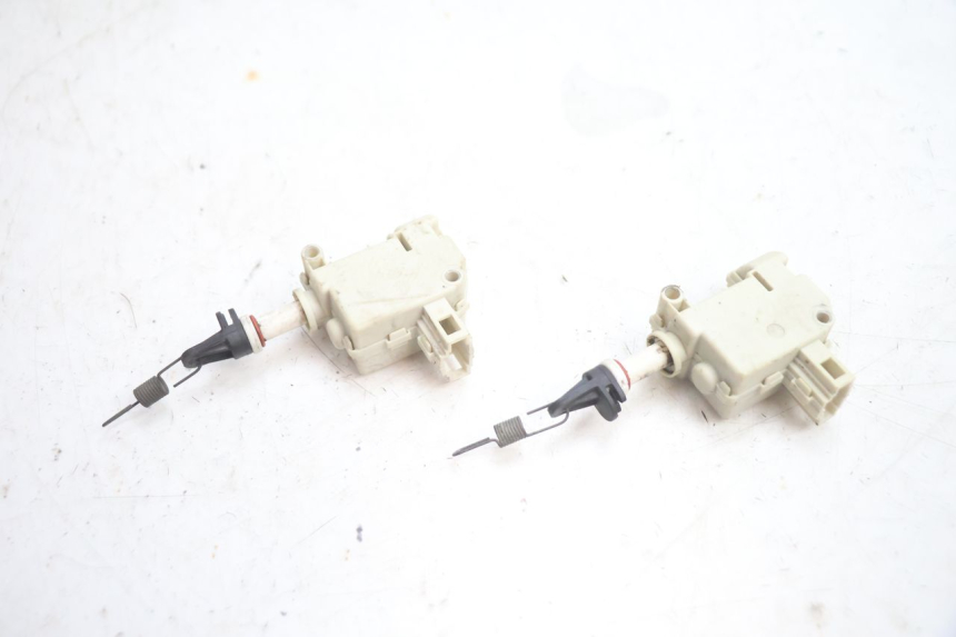 photo de SITZBANKSCHLOSS MOTOR  PIAGGIO X8 STREET 125 (2006 - 2007) - Alternative Perspektive