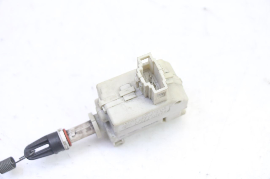 photo de KOFFERRAUMÖFFNUNGSMOTOR PIAGGIO X9 EVOLUTION 125 (2003 - 2007) - Detailansicht des Bauteils