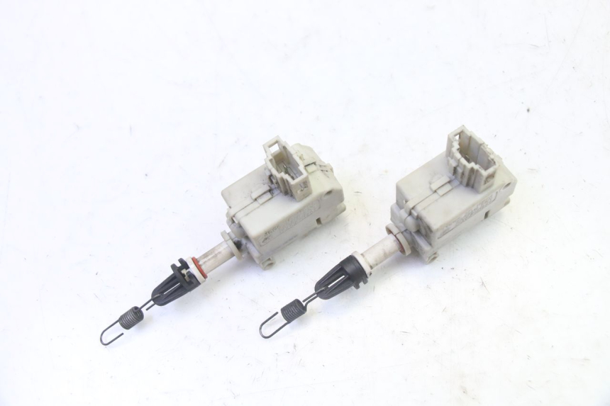 photo de SITZBANKSCHLOSS MOTOR  PIAGGIO XEVO - X EVO 125 (2007 - 2017) - Detailansicht des Bauteils