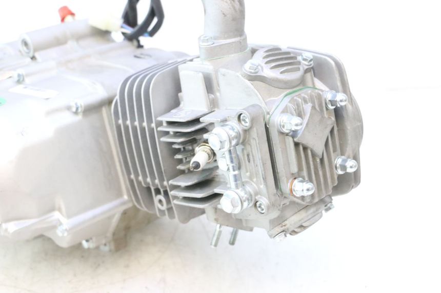 photo de MOTOR APOLLO RFZ 150 - Details der Befestigungspunkte