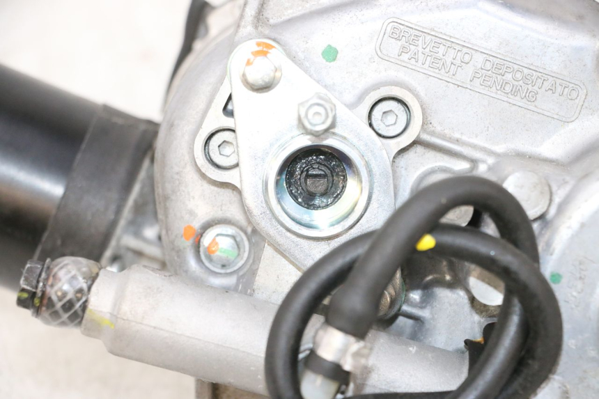 photo de MOTOR ROLL LOCK PIAGGIO MP3 HPE 300 (2019 - 2026) - Details der Befestigungspunkte