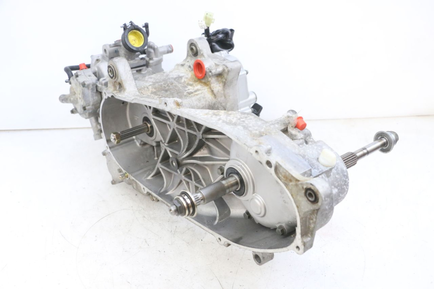 photo de MOTOR YAMAHA XMAX X-MAX 125 (2006 - 2009) - Oberflächenzustand und Material