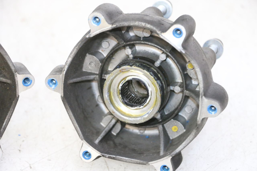 photo de RADNABE VORNE PIAGGIO MP3 HPE 310 (2024 - 2025) - Details der Befestigungspunkte