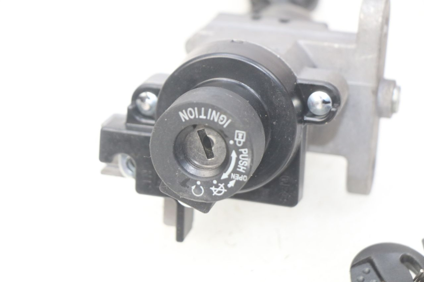 photo de ZüNDSCHLOSS PEUGEOT KISBEE 2T 50 (2010 - 2017) - Details der Befestigungspunkte