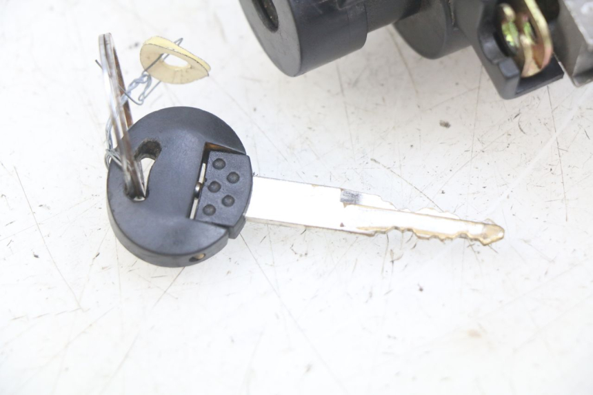 photo de ZüNDSCHLOSS PEUGEOT KISBEE 2T 50 (2010 - 2017) - Details der Befestigungspunkte