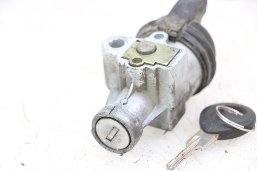 photo de ZüNDSCHLOSS PEUGEOT LUDIX 50 (2008 - 2017) - Details der Befestigungspunkte