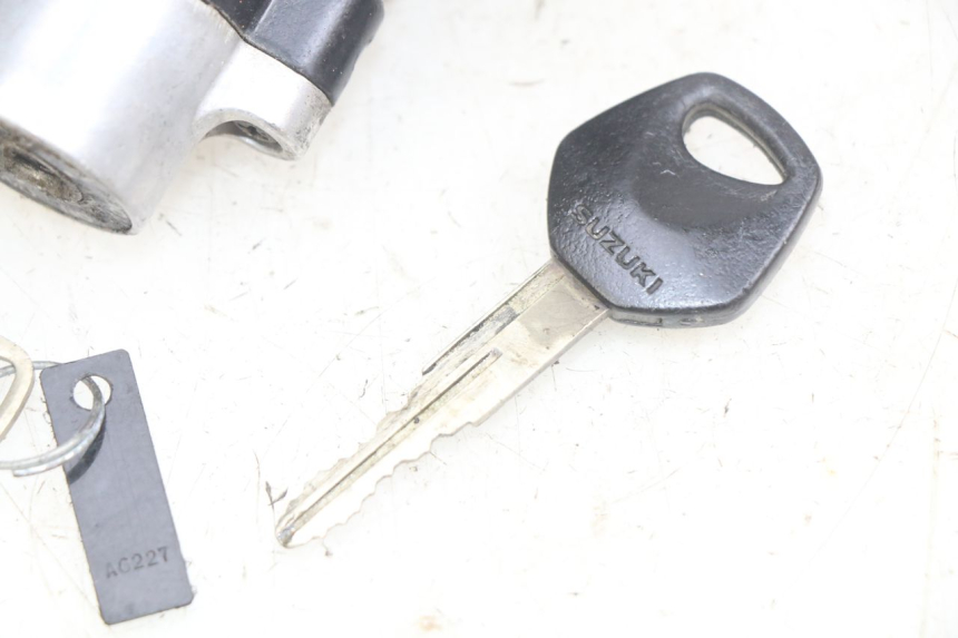 photo de ZüNDSCHLOSS SUZUKI SV N 650 (1999 - 2002) - Oberflächenzustand und Material