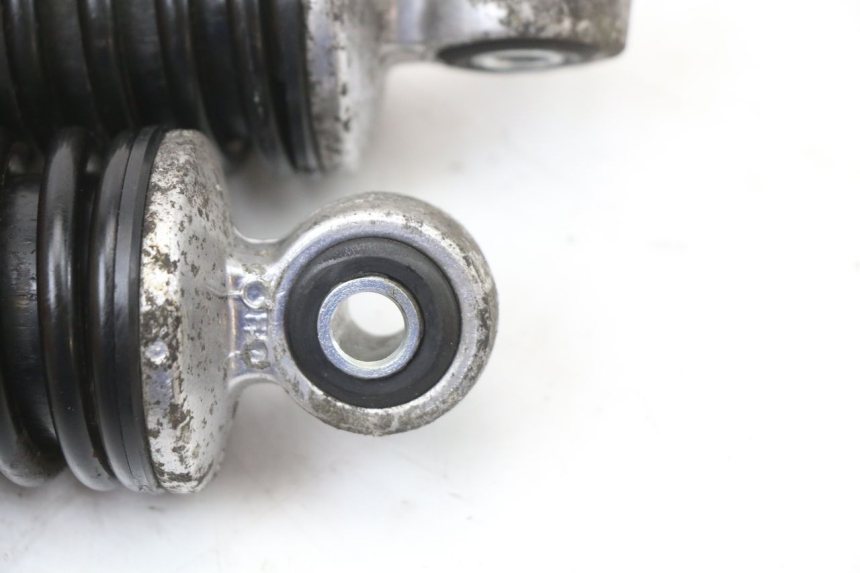 photo de HINTERE STOSSDÄMPFERPAAR SUZUKI BURGMAN 125 (2007 - 2014) - Details der Befestigungspunkte