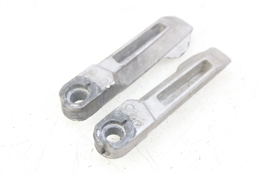 photo de PAAR FUßRASTENHALTER HINTEN KYMCO AGILITY 16+ 4T 50 (2018 - 2023) - Zoom auf Gebrauchszustand