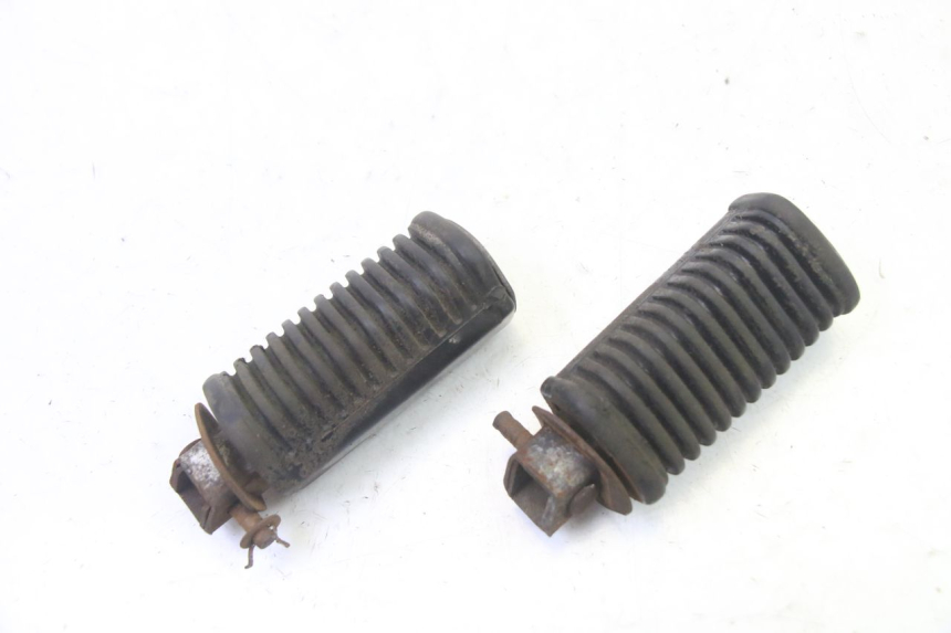 photo de FUSSRASTEN HINTEN HYOSUNG GV AQUILA 125 (2000 - 2009) - Zoom auf Gebrauchszustand