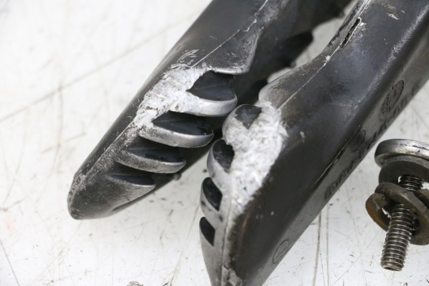 photo de PAAR FUßRASTENHALTER HINTEN MBK BOOSTER SPIRIT NAKED 50 (2004 - 2017) - Zoom auf Gebrauchszustand